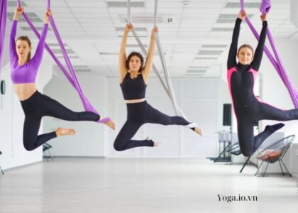 Yoga bay là gì? Những điều cần chú ý khi tập yoga bay