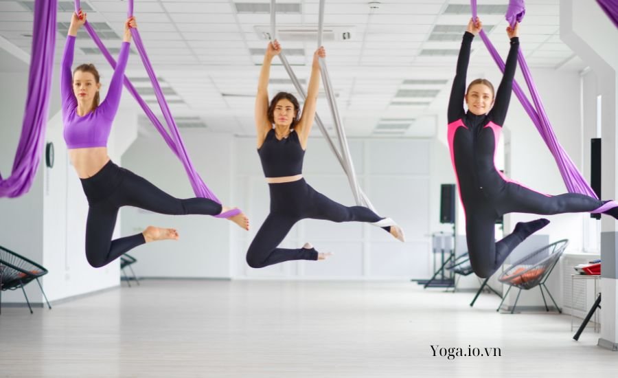 Yoga bay là gì? Những điều cần chú ý khi tập yoga bay